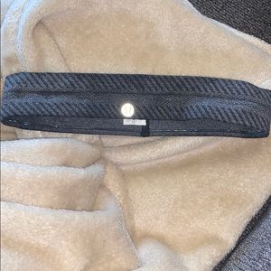 Black and grey lululemon headband